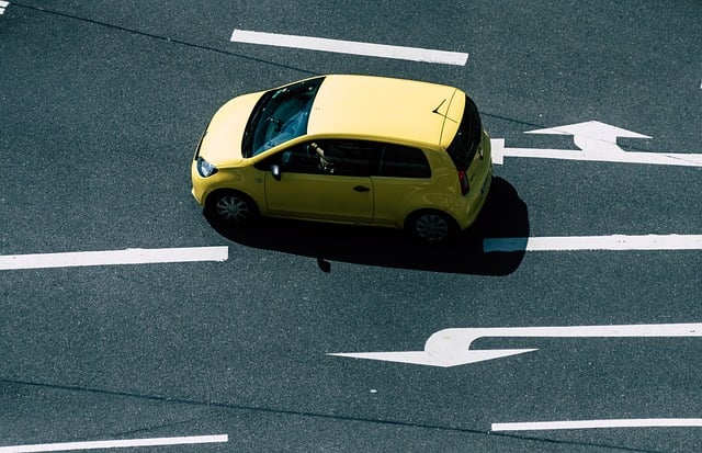 Automobilem jezdím každý den.